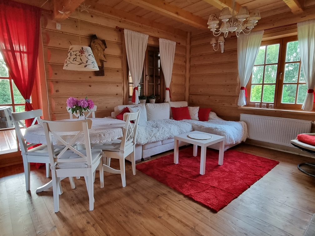 Salon z jadalnią i czerwonym dywanem