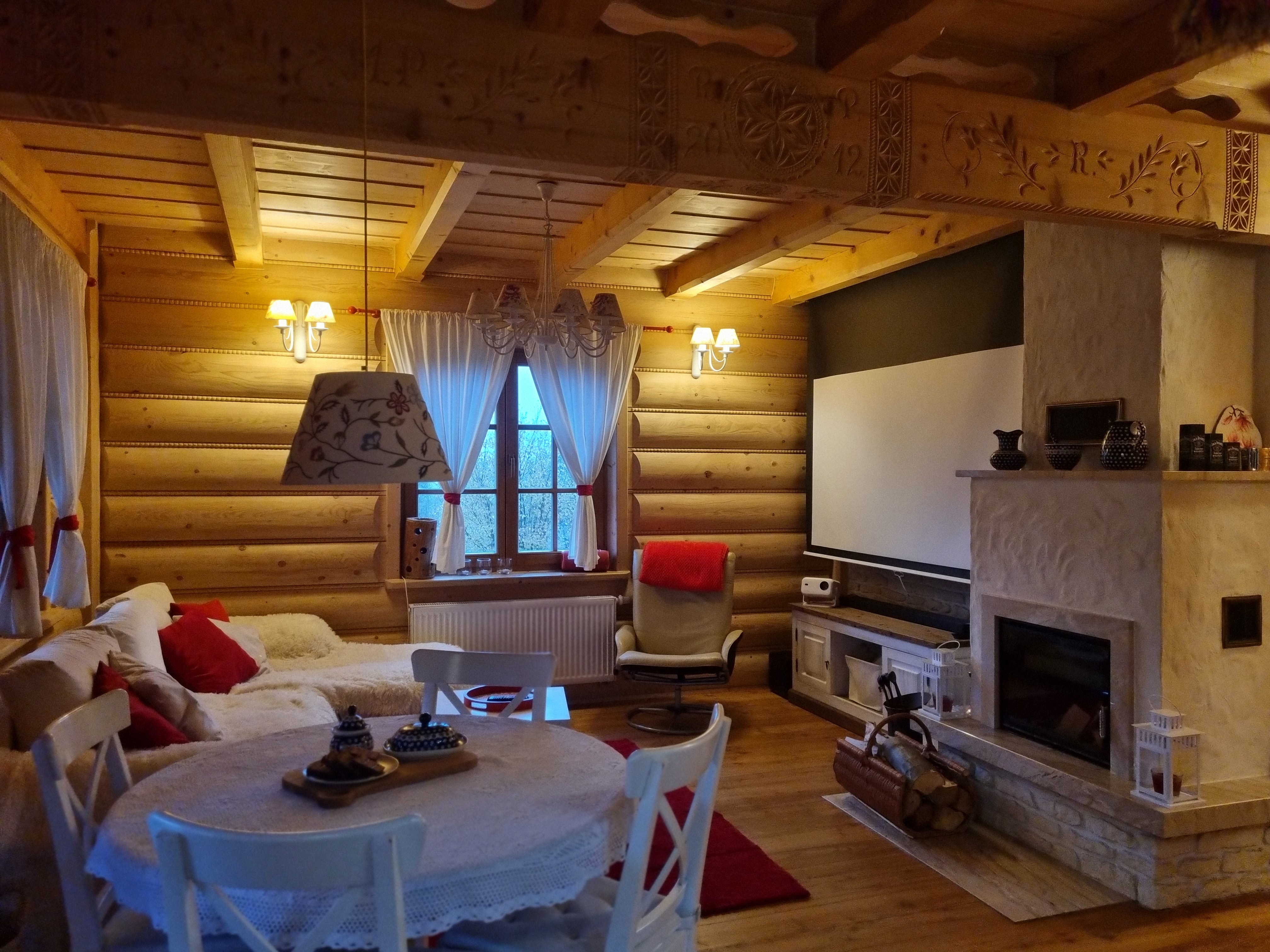Salon z kominkiem i projektorem